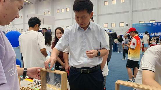 张庆松院长倒下许愿瓶(坚韧)